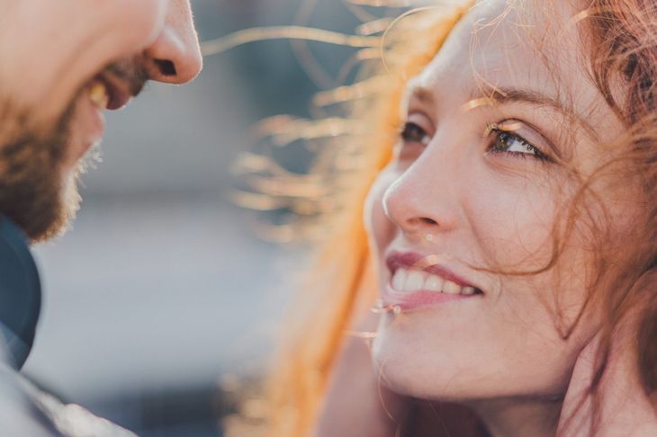 10 Hidden Signs That She Likes You