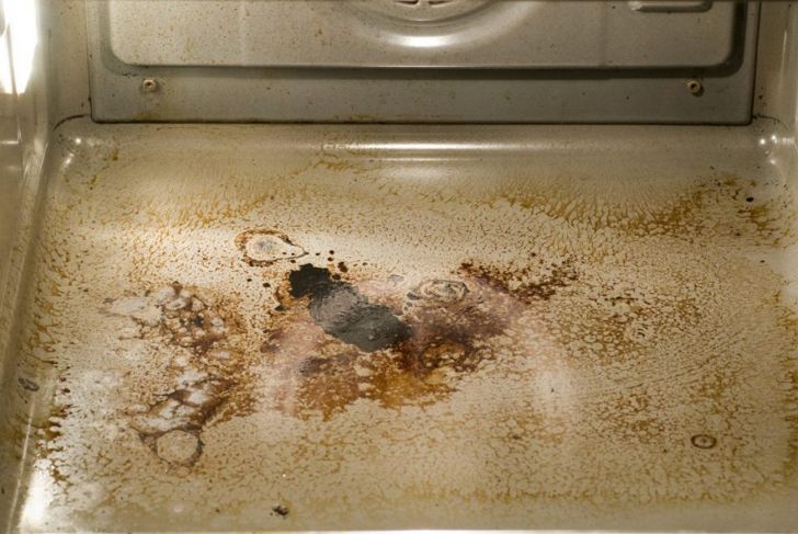 How to Clean Ovens Regularly and When They Get Messy