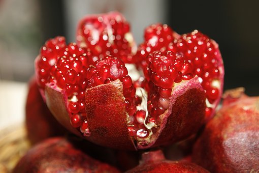 What is the Nutritional Value of Pomegranate per 100g and Is Pomegranate per 100g Healthy for You?