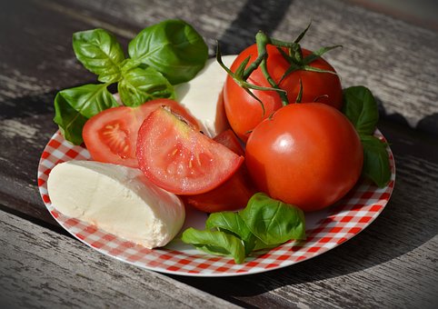 What is the Nutritional Value of Tomato per 100g and is Tomato per 100g Healthy for You?