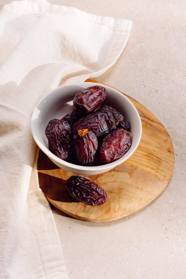 What is the Nutritional Value of Dates per 100g and Is Dates per 100g Healthy for You?
