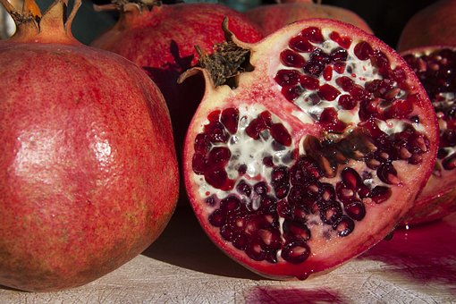 What is the Nutritional Value of Pomegranate Juice per 100g and Is Pomegranate Juice per 100g Healthy for You?